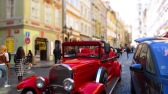 Diese wunderschönen alten Autos kann man für Stadtführungen mieten